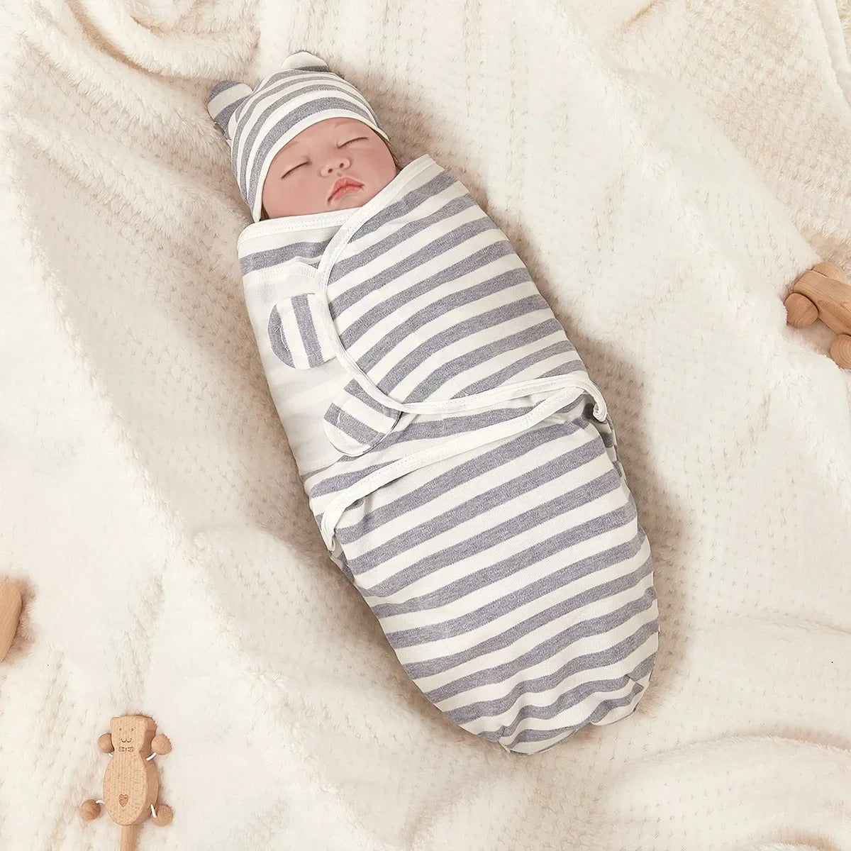 Bébé-dort-dans-couverture-emmaillotage-bonnet-confort-plus