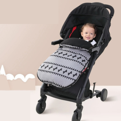 Bébé-heureux-dans-chancelière-bebe-universelle-cocon-amérindien