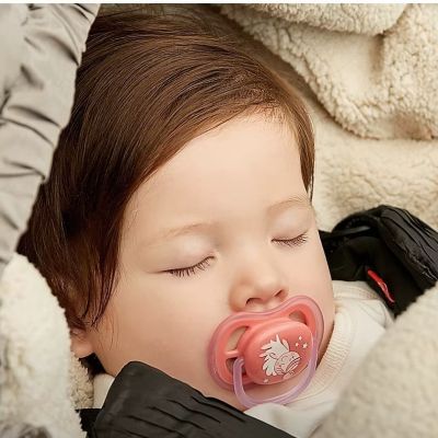 Garçon-qui-dort-dans-chancelière-poussette-imperméable