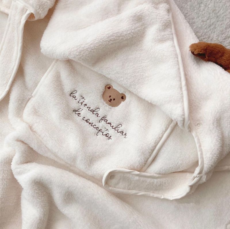 Couverture-pour-porte-bebe-doudou-petit-ourson