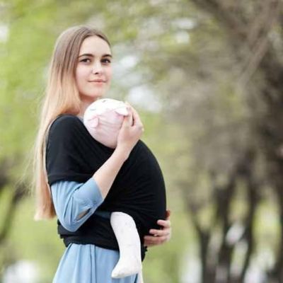 Mère-porte-enfant-dans-écharpe-porte-bebe-élastique-noire