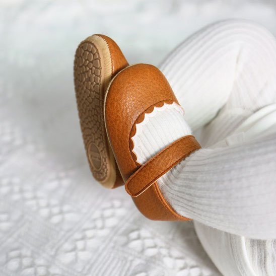 Enfant avec chaussure bebe fille bordure dentelle brune