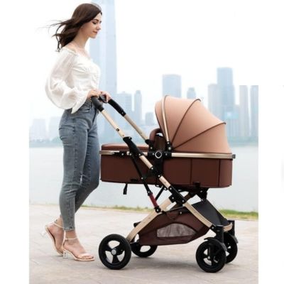 Femme-marche-avec-poussette-3-en-1-classique
