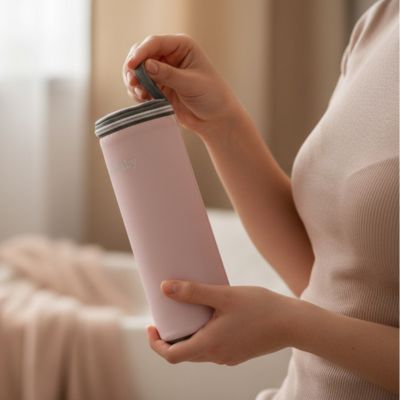 Femme manipule sac isotherme biberon rose