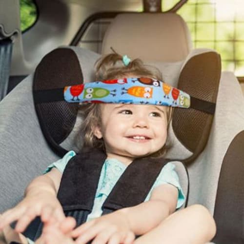 Fillette heureuse dans cale tête siège auto ergonomique