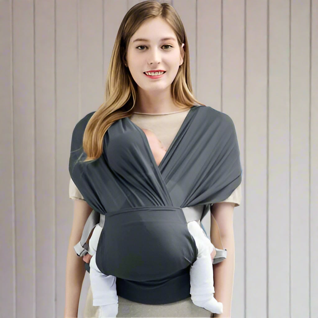 Mère-avec-enfant-dans-écharpe-de-portage-bebe-enveloppante-grise