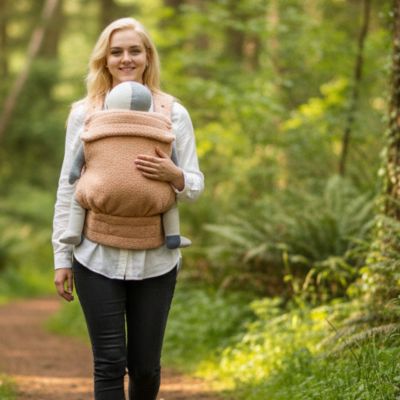Mère marche dans forêt avec porte bebe kangourou douceur velouté
