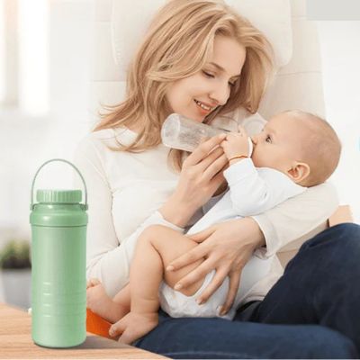 Mère nourrit poupon avec porte biberon isotherme lait maternel