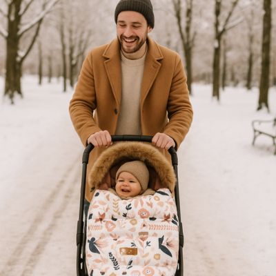 Père-promène-enfant-dans-chancelière-bébé-thermique-fleurie