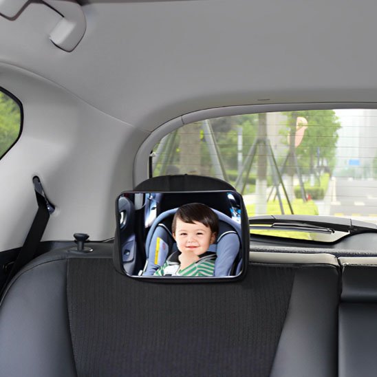 Petit-garçon-dans-miroir-voiture-bébé-360-degré