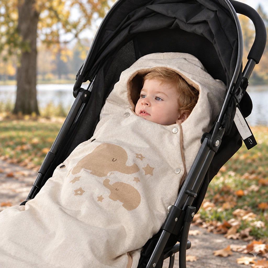 Petit garçon dans chancelière bébé cosy nid douillet