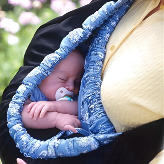 Portage-en-écharpe-cocooning-enfant-profondément-endormi-dans-bras-de-maman