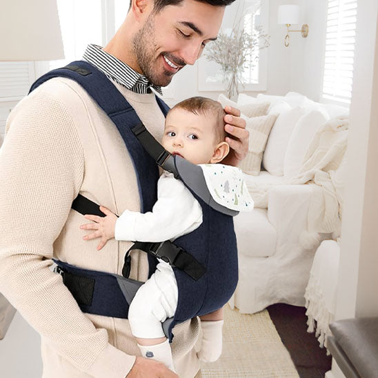 Porte-bébé-kangourou-proximité-père-enfant-salon