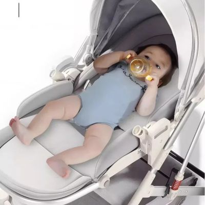 Bébé-boit-biberon-dans-poussette-pliable-luxueuse
