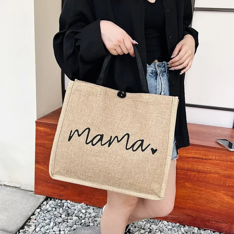 Femme-porte-dans-sa-main-sac-à-langer-bébé-mama