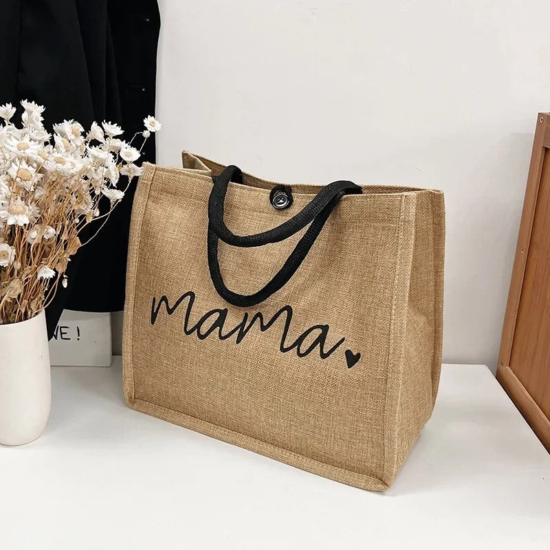 Sac-à-langer-bébé-mama-sur-table-et-fleurs