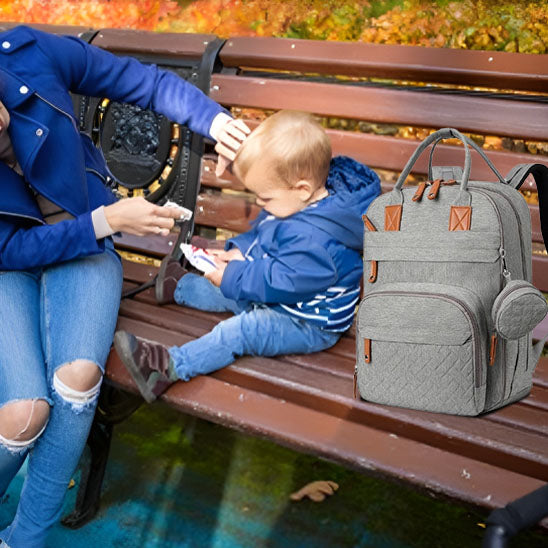 Mère-enfant-assis-sur-banc-avec-sac-à-dos-à-langer-multifonction