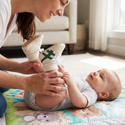 Bébé avec chaussure pour bébé look sportif vert