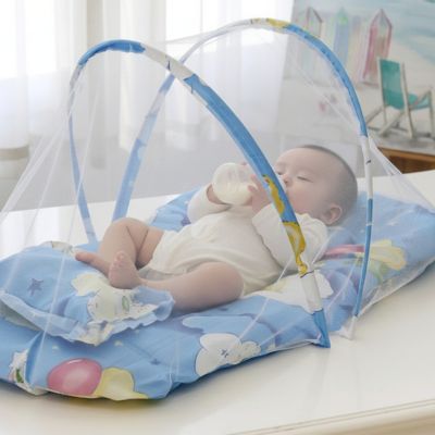 Bebe boit dans lit de voyage pour bébé ultraléger