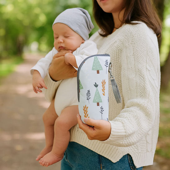 Bébé-dans-bras-de-maman-avec-sac-isotherme-biberon-ultra-léger