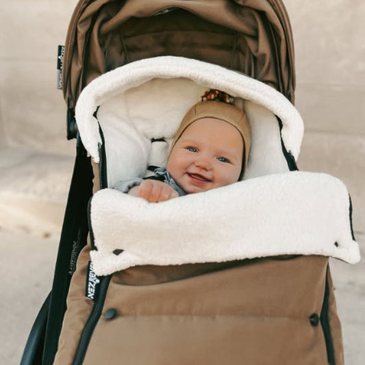 Bébé-dans-chancelière-universelle-caramel