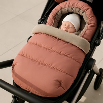 Bébé-dort-dans-chancelière-imperméable-nordique-rose