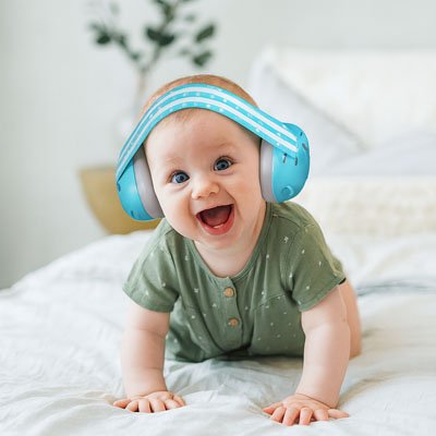 Bébé heureux avec casque anti bruit bébé ultra confort bleu