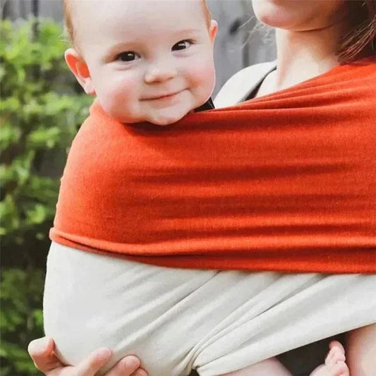 Bébé-heureux-dans-écharpe-de-portage-souple