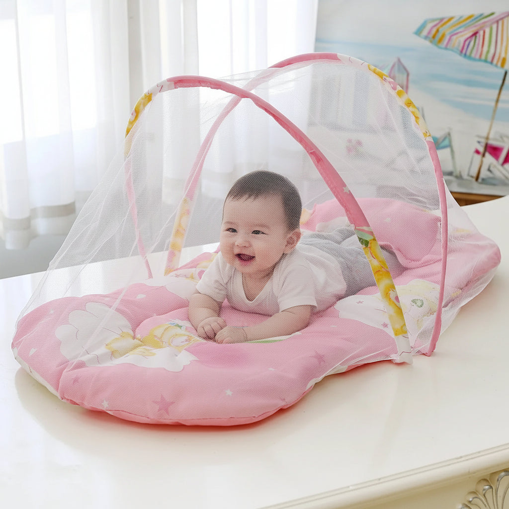 Bébé heureux dans lit de voyage pour bébé ultraléger
