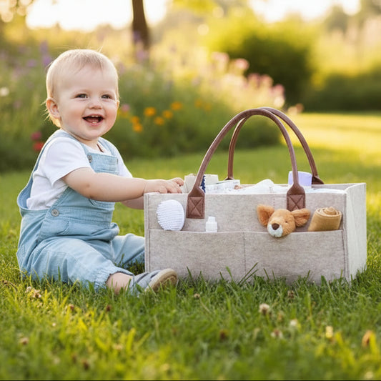 Enfant joue à côté de panier de rangement bébé feutrine 