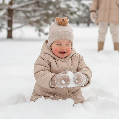 Bébé joue dans neige avec bonnet bebe ourson douillet