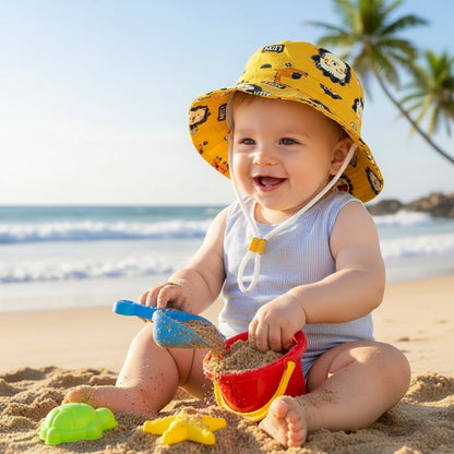 Bébé joue dans sable avec bob bebe anti uv évolutif jaune