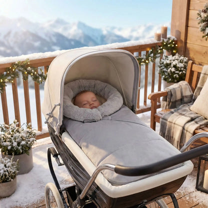 Bébé couché sur balcon dans chancelière poussette canne cocon hivernal