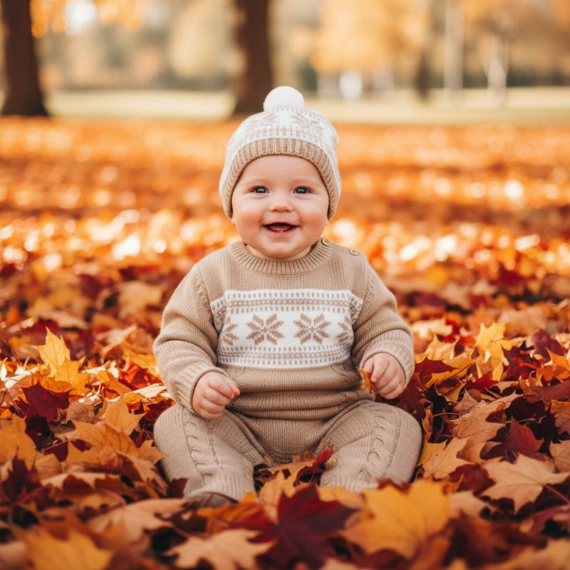 Bébé dans combinaison bébé hiver flocon de neige dans feuilles d'automne