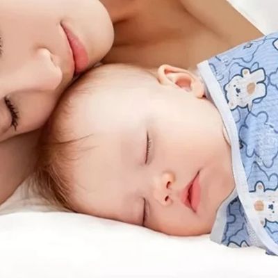 Bébé dort avec lange d'emmaillotage bébé sommeil serein
