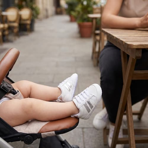 Chaussure pour bébé style sportif couleur gris