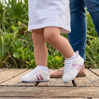 Chaussure pour bébé style sportif rose