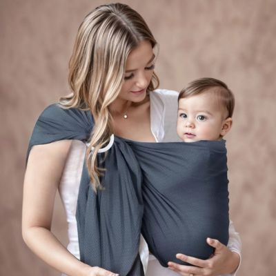 Mère-regarde-enfant-dans-écharpe-de-portage-bébé-cocon-confort