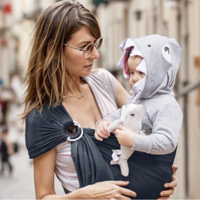 Mère-porte-enfant-face-à-face-dans-écharpe-de-portage-bébé-cocon-léger