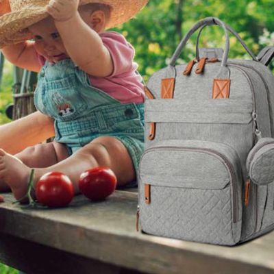 Enfant-assis-avec-sac-a-dos-a-langer-multifonction