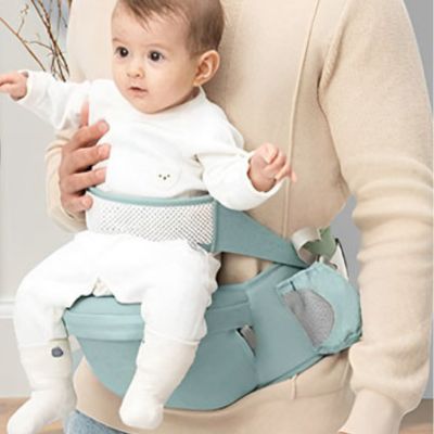 Enfant-assis-sur-porte-bebe-convivial