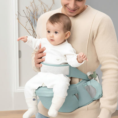 Enfant assis sur porte bebe hanche convivial avec papa