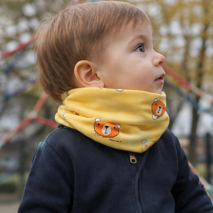 Enfant avec tour de cou bebe animaux forêt ourson