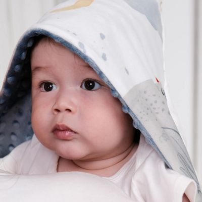 Enfant-curieux-dans-nid-ange-bebe-nouveau-né