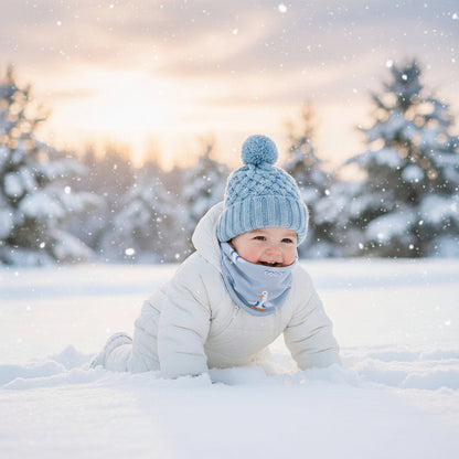 Enfant dans la neige avec tour de cou enfant adorable bleu