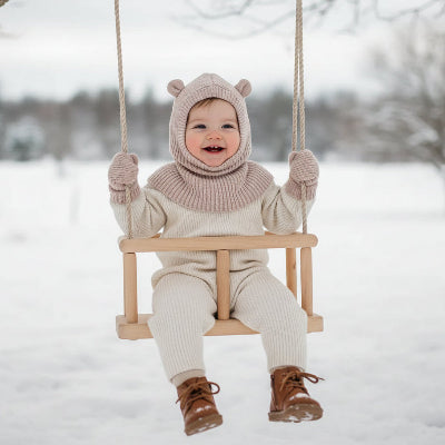 Enfant dans balançoire avec cagoule pour bebe bout de chou