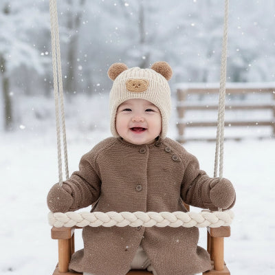 Enfant dans balançoire avec bonnet bebe ourson confort