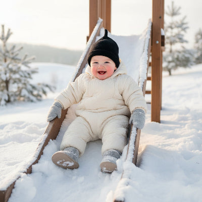 Enfant dans glissade avec bonnet bebe hiver tricot noir