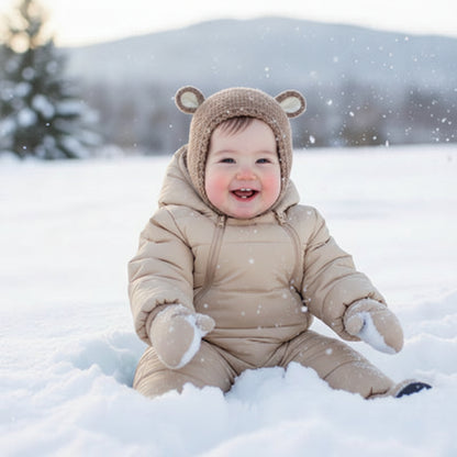 Enfant dans neige avec bonnet bebe animal coquin
