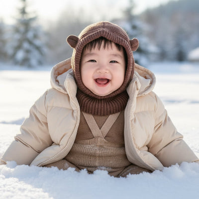 Enfant dans neige avec cagoule pour bebe bout de chou 